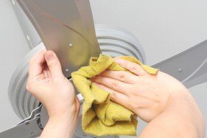 Cleaning-a-Ceiling-Fan