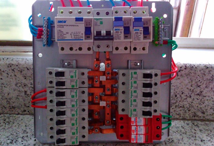 DPS, em vermelho, instalado no quadro geral de distribuição elétrica de uma residência (Foto: Reprodução/Volts Engenharia Elétrica)