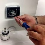 Como trocar a válvula de descarga