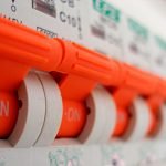 Disjuntor desarmando com frequência: o que fazer?